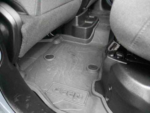 Used 2024 Jeep Wrangler Unlimited image 17