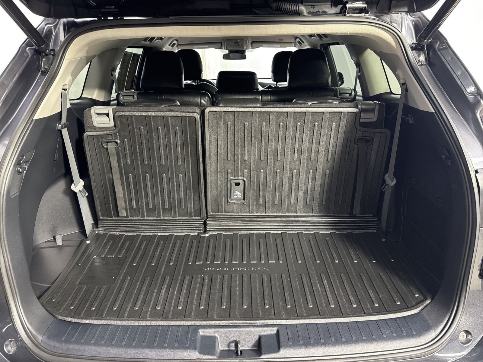 Used 2023 Toyota Highlander LE AWD/4WD image 38
