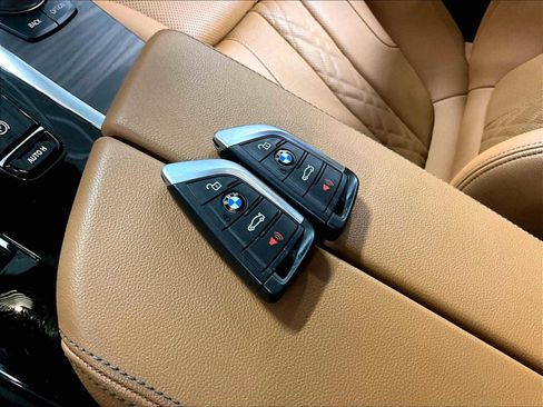 Used 2021 BMW 530e w/ Premium Package image 39