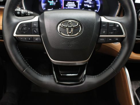 Used 2024 Toyota Highlander Platinum FWD image 26