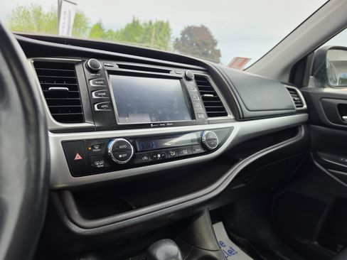 Used 2018 Toyota Highlander XLE AWD/4WD image 24