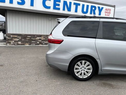 Used 2017 Toyota Sienna Limited FWD image 19