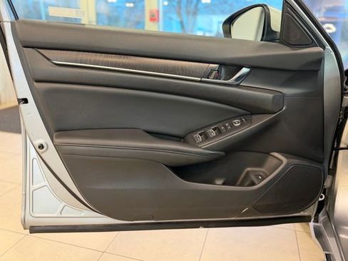 Used 2019 Honda Accord EX image 18
