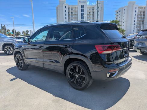 Certified 2023 Volkswagen Taos SE w/ Black Wheel Package FWD image 6