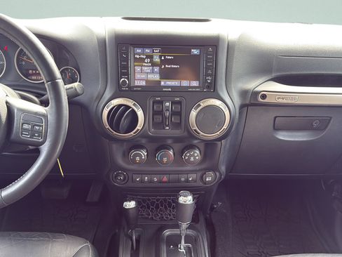 Used 2016 Jeep Wrangler Unlimited Sahara AWD/4WD image 15