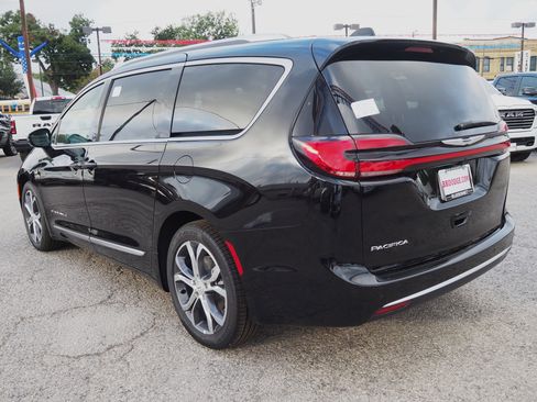 New 2026 Chrysler Pacifica Pinnacle image 8