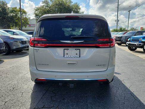 Used 2021 Chrysler Pacifica Limited w/ Uconnect Theater Family Group AWD/4WD image 6