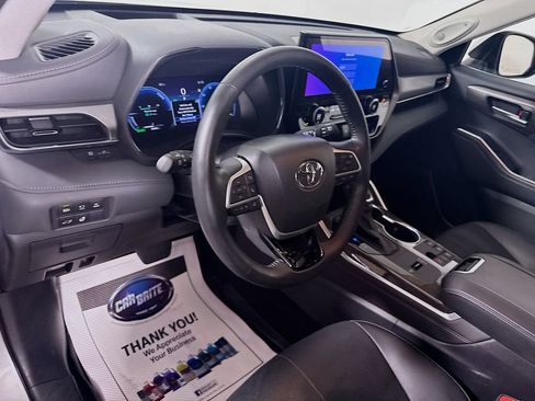 Certified 2024 Toyota Highlander Platinum AWD/4WD image 10