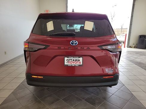 Used 2024 Toyota Sienna LE image 6