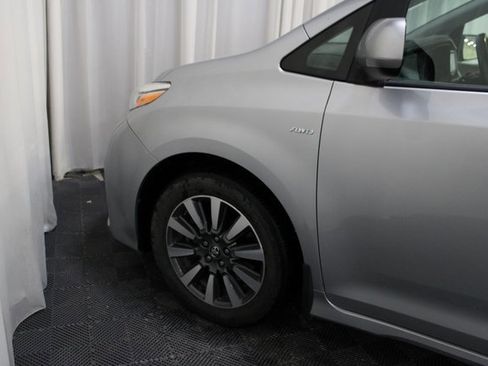 Used 2018 Toyota Sienna Limited image 9