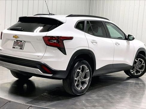 Used 2025 Chevrolet Trax LT w/ LT Convenience Package image 13