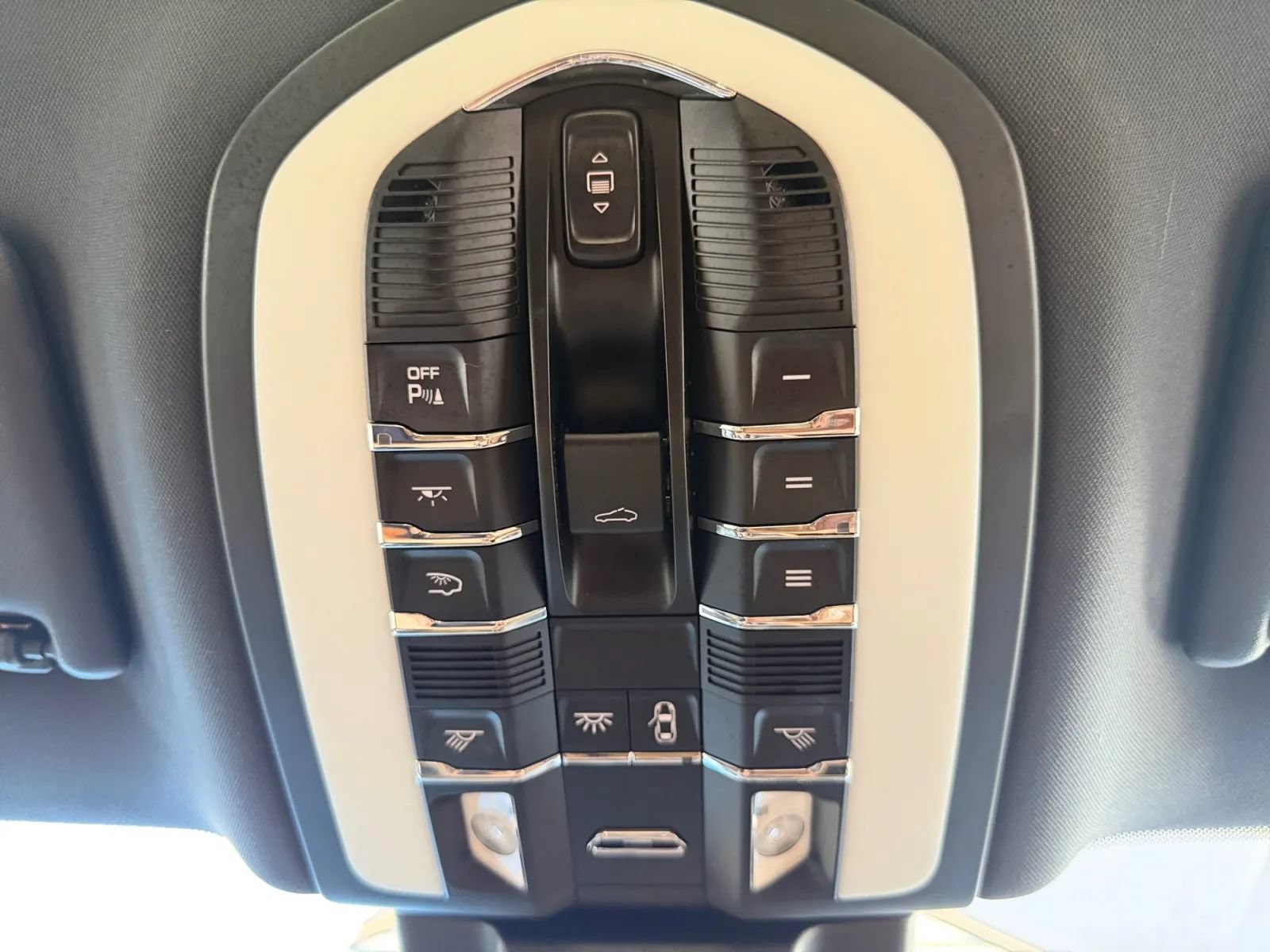 Used 2017 Porsche Macan AWD/4WD image 40