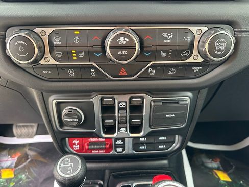 Used 2024 Jeep Wrangler Unlimited Rubicon w/ XTREMEE 35" Tire Package image 22