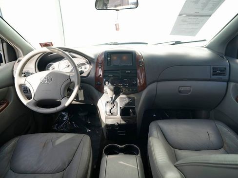 Used 2005 Toyota Sienna XLE image 31