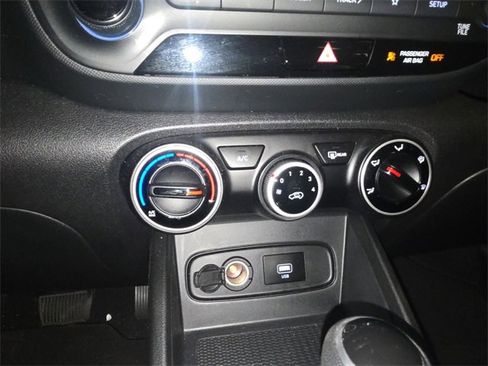 Used 2020 Hyundai Venue SE image 17