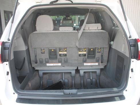 Used 2018 Toyota Sienna LE image 22