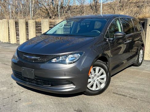 Used 2020 Chrysler Voyager L FWD image 1