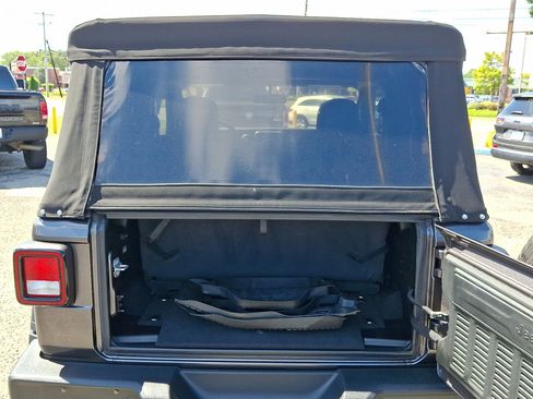 Used 2021 Jeep Wrangler Sport S image 17