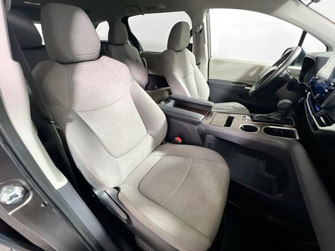 Used 2022 Toyota Sienna LE image 31