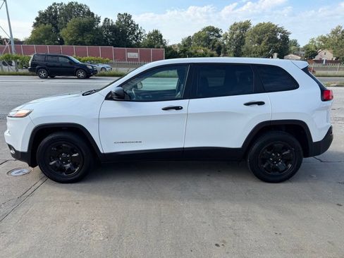 Used 2017 Jeep Cherokee Sport FWD image 8