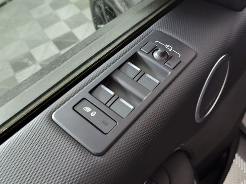 Used 2025 Land Rover Discovery Dynamic SE image 10