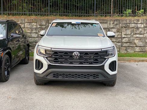 Used 2024 Volkswagen Atlas Cross Sport SE FWD image 2
