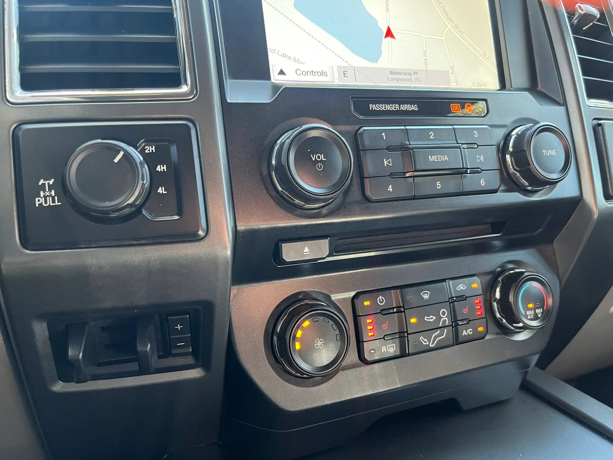 Used 2017 Ford F350 XLT w/ XLT Premium Package AWD/4WD image 18