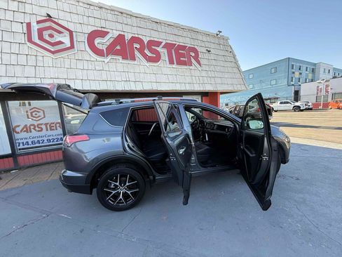 Used 2018 Toyota RAV4 SE w/ All Weather Liner Package FWD image 54
