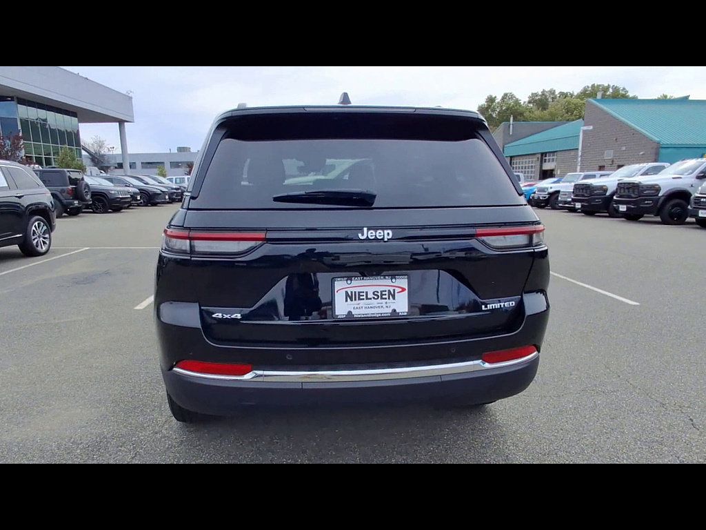 Used 2025 Jeep Grand Cherokee Limited AWD/4WD image 7