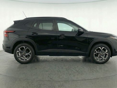 Used 2025 Chevrolet Trax LT image 11