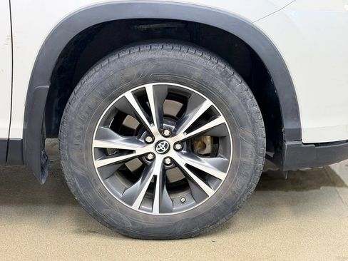 Used 2019 Toyota Highlander LE w/ Protection Package #3 AWD/4WD image 4