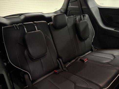 Used 2025 Chrysler Pacifica Limited image 13