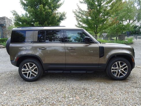 New 2025 Land Rover Defender 110 S AWD/4WD image 13
