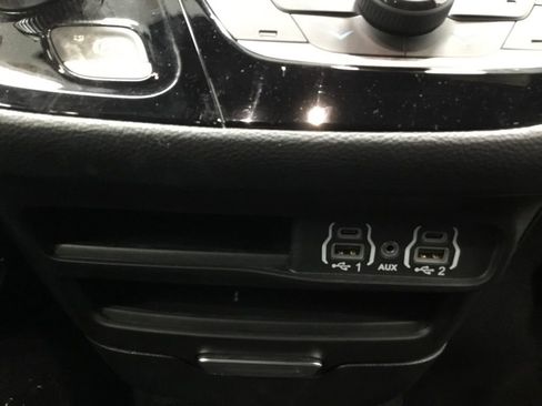 Used 2023 Chrysler Pacifica Touring image 22