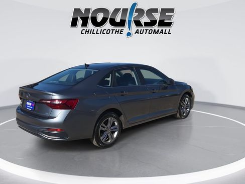 Used 2024 Volkswagen Jetta SE FWD image 8
