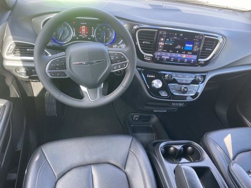 Certified 2025 Chrysler Pacifica Select image 18