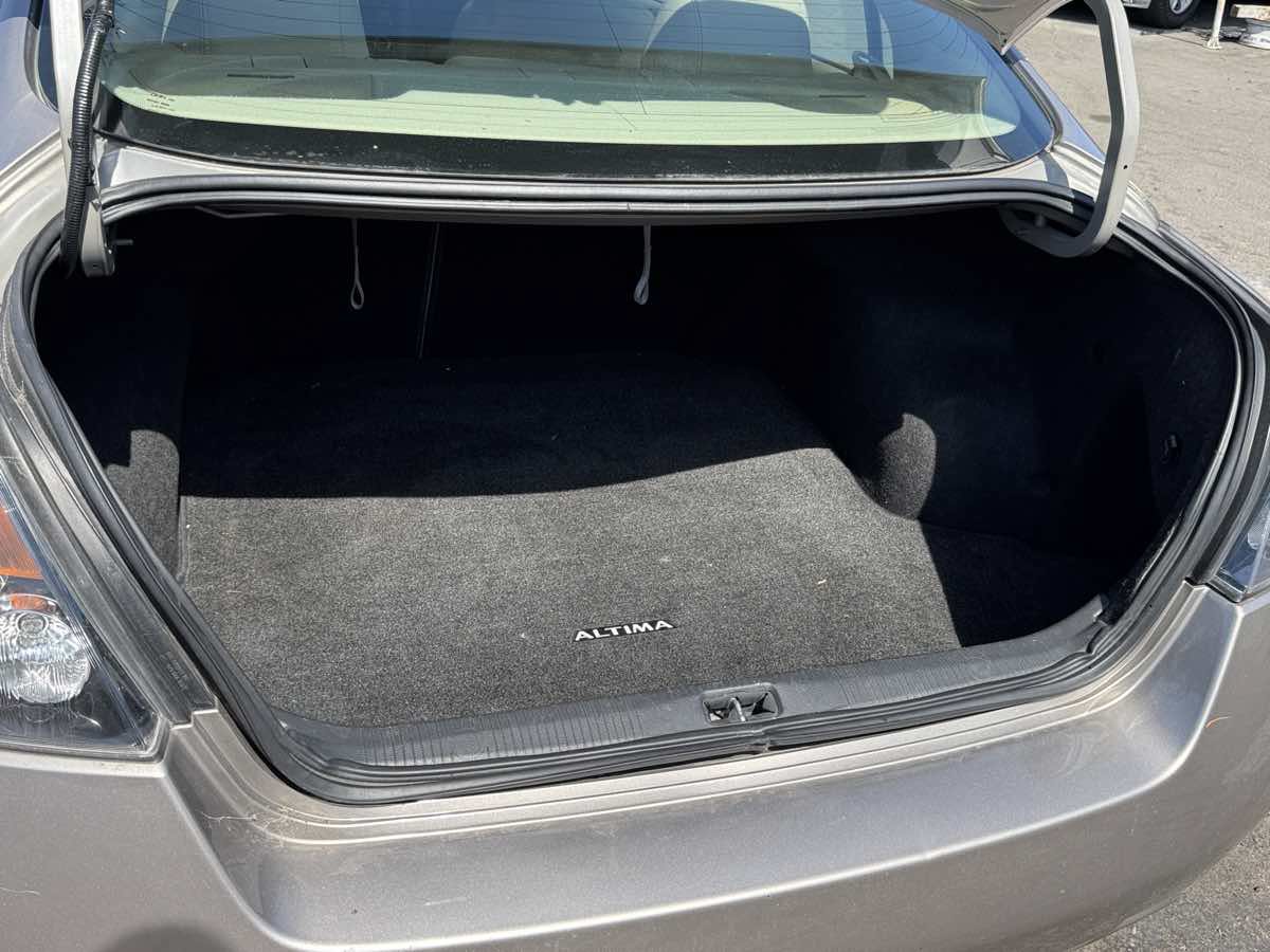 Used 2011 Nissan Altima 2.5 SL w/ Technology Pkg FWD image 11