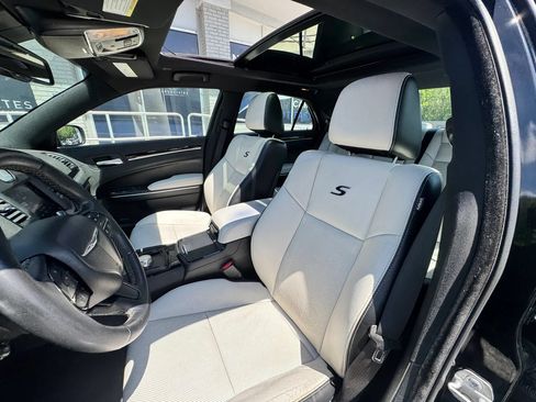 Used 2018 Chrysler 300 S w/ 300S Premium Group RWD image 19