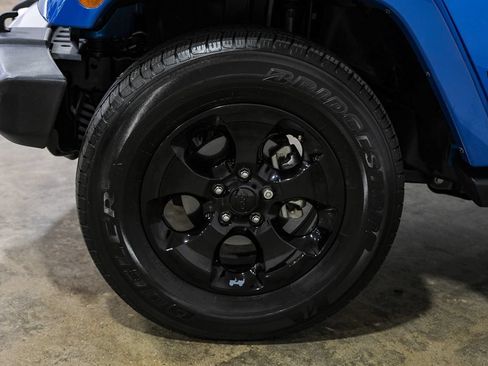 Used 2015 Jeep Wrangler Unlimited Sahara w/ Connectivity Group AWD/4WD image 47