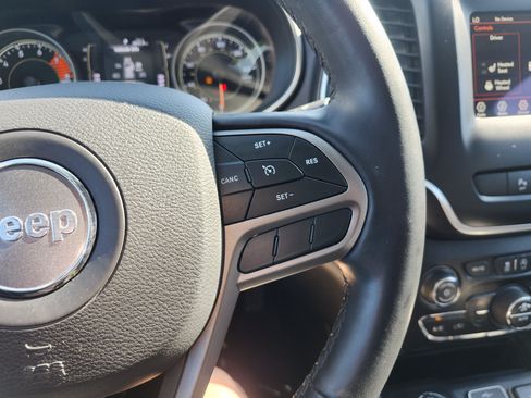 Used 2019 Jeep Cherokee Latitude Plus w/ Comfort/Convenience Group AWD/4WD image 34
