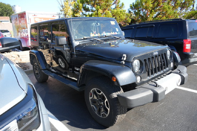 Used 2014 Jeep Wrangler Unlimited Sahara w/ Dual Top Group AWD/4WD image 3
