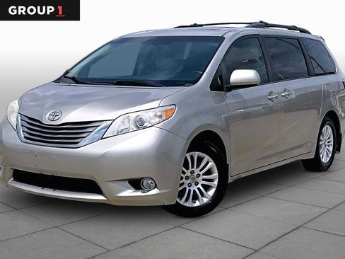 Used 2016 Toyota Sienna XLE w/ XLE Navigation Package FWD image 1