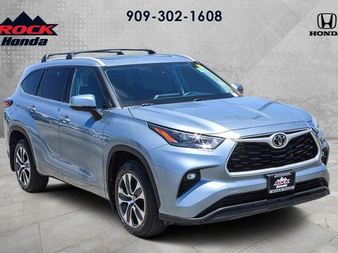 Used 2022 Toyota Highlander XLE FWD image 3