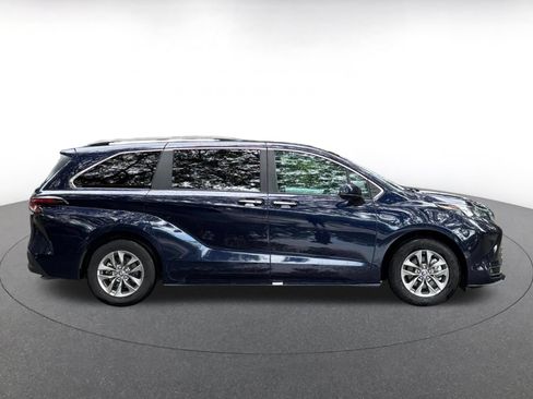 Used 2025 Toyota Sienna XLE FWD image 8