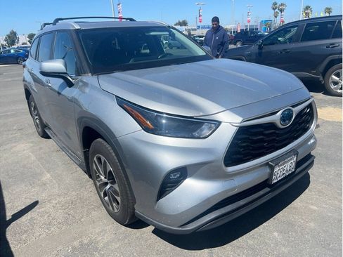 Used 2023 Toyota Highlander XLE AWD/4WD image 3