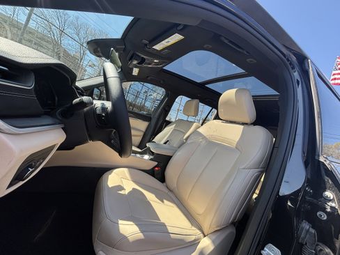 Certified 2025 Jeep Grand Cherokee L Limited w/ Black Appearance Package AWD/4WD image 9