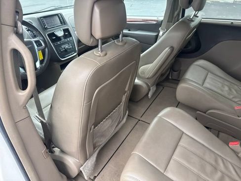 Used 2013 Chrysler Town & Country Touring FWD image 19