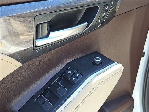 Used 2021 Toyota Highlander Platinum AWD/4WD image 12