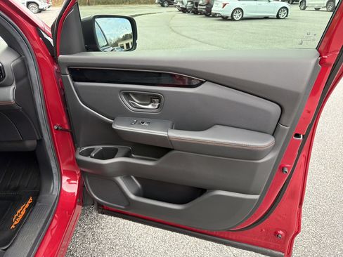 Used 2025 Honda Pilot TrailSport image 18