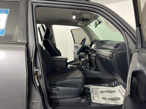 Used 2018 Toyota 4Runner TRD Off-Road AWD/4WD image 32